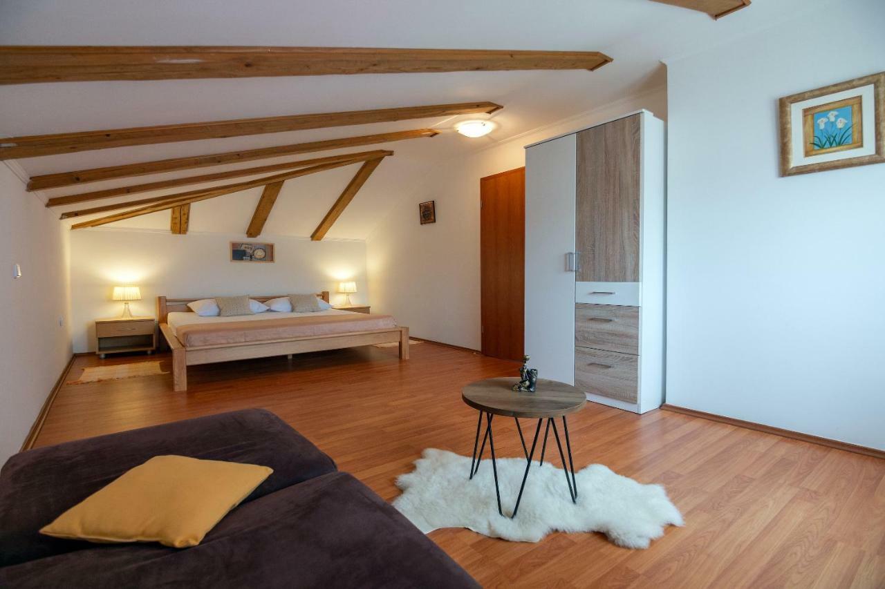 Apartmani Ivan โลปาร์ ภายนอก รูปภาพ