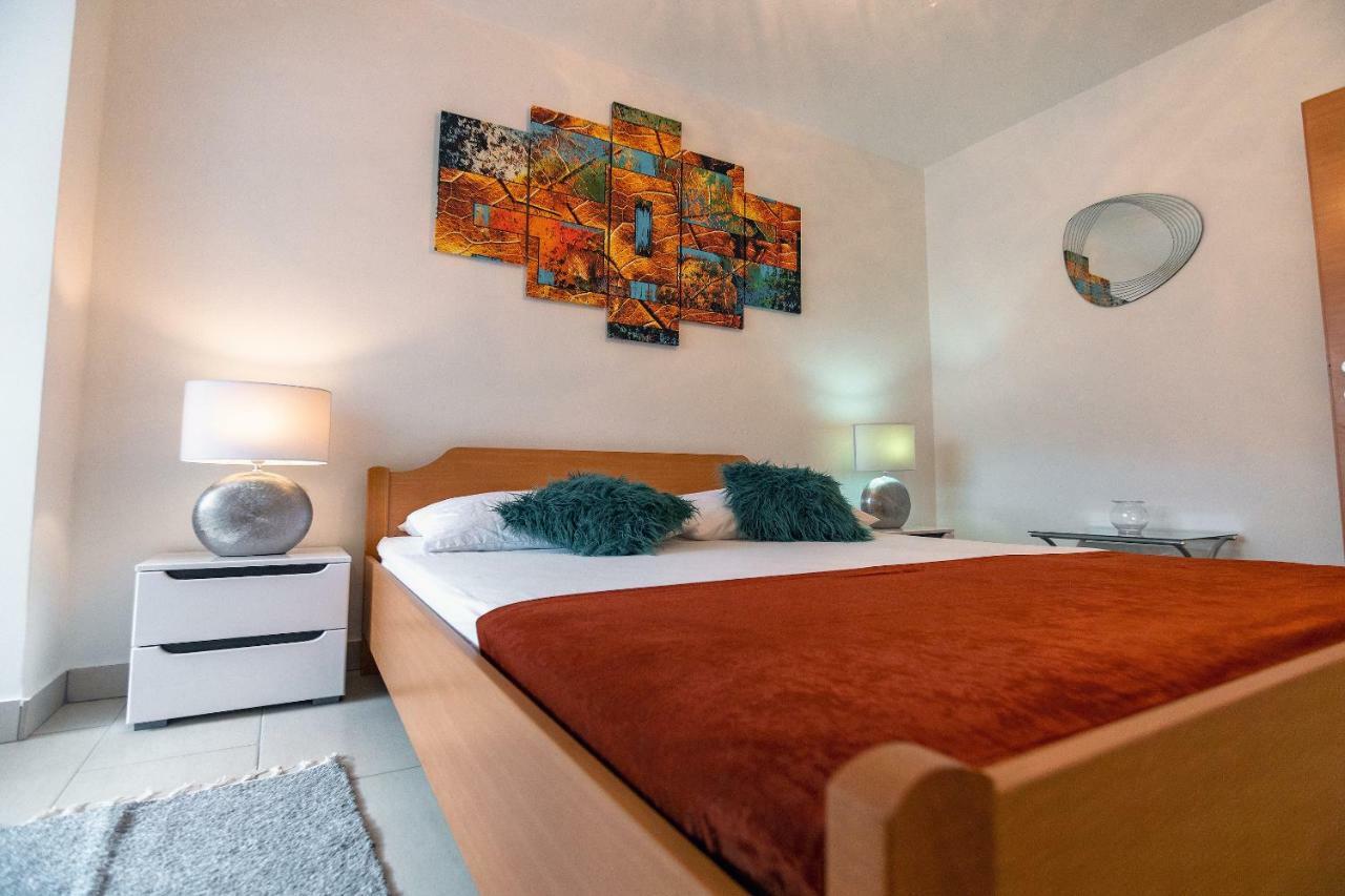 Apartmani Ivan โลปาร์ ภายนอก รูปภาพ