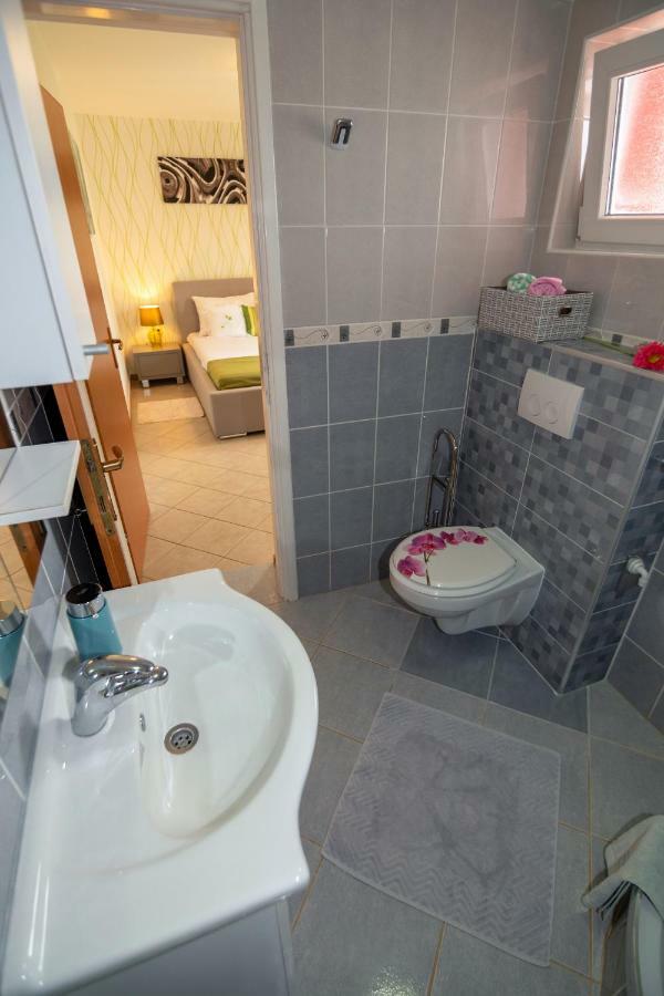 Apartmani Ivan โลปาร์ ภายนอก รูปภาพ