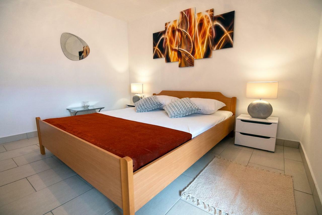 Apartmani Ivan โลปาร์ ภายนอก รูปภาพ